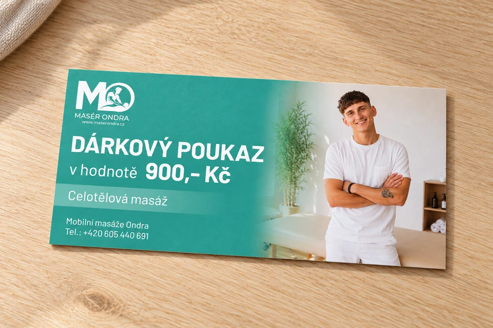 Dárkový poukaz Masér Ondra na celotělovou masáž v hodnotě 900 Kč položený na dřevěném stole